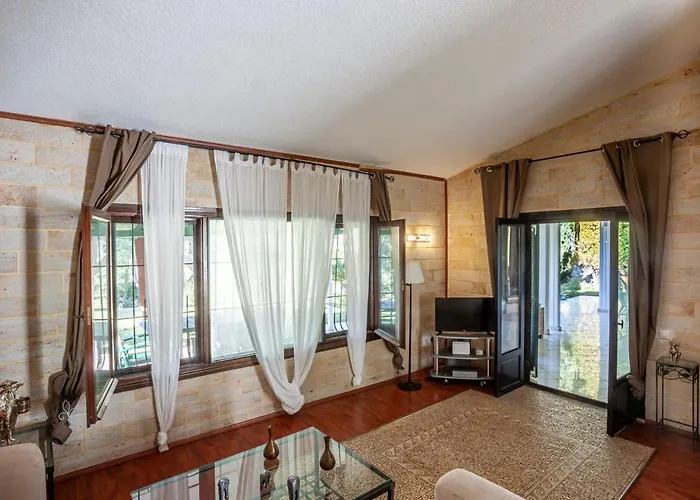 别墅 Sani Suave With Pool